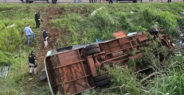 واژگونی دلخراش اتوبوس در شرق مکزیک؛ ۱۰ کشته و ده‌ها زخمی در جاده‌ای خطرناک