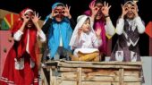 کودکان محروم همدان مهمان ویژه جشنواره تئاتر با تماشاخانه‌های سیار شدند