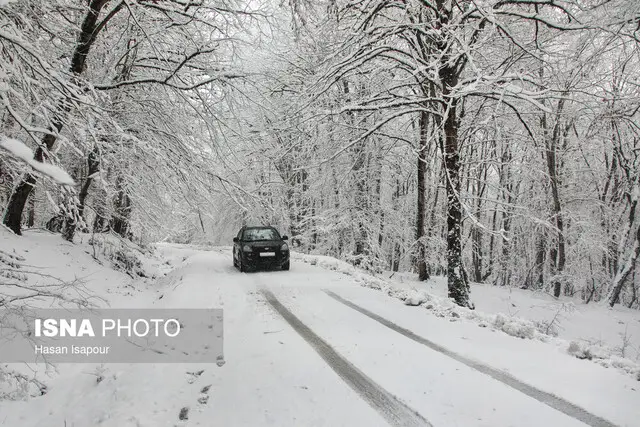 بارش برف در محورهای کوهستانی زنجان؛ تردد تنها با زنجیرچرخ ممکن شد!