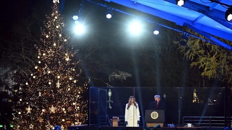 ملانیا ترامپ با روشن کردن درخت ملی کریسمس، فصل جادویی تعطیلات را آغاز کرد!