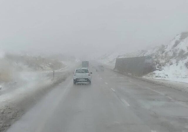 بارش برف و باران در ۱۰ محور مواصلاتی فارس/ تجهیزات زمستانی همراه داشته باشید