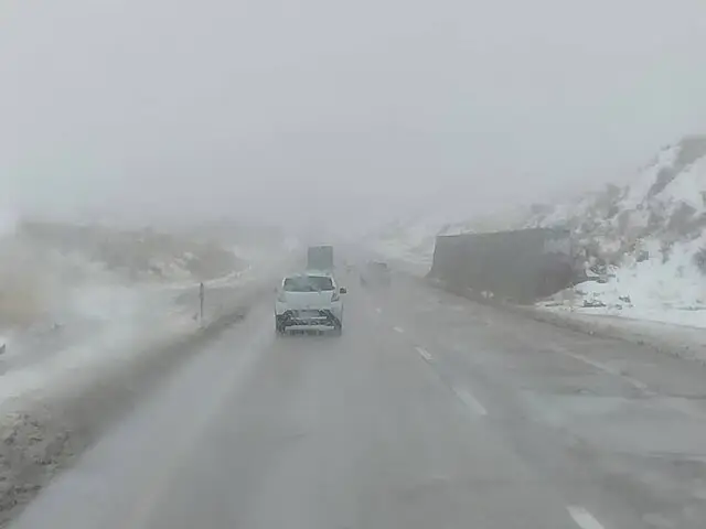 بارش برف و باران در ۱۰ محور مواصلاتی فارس/ تجهیزات زمستانی همراه داشته باشید