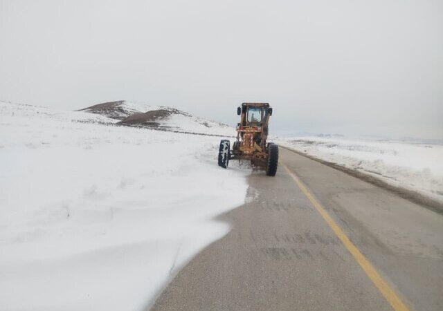 انسداد راه‌های حدود ۴۰۰ روستای آذربایجان شرقی بعد از بارش برف 