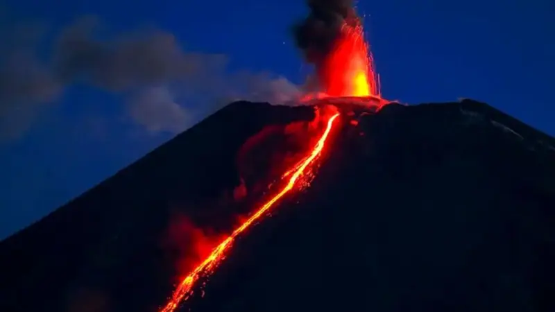 فوران‌های آتشفشانی با قدرتی که نفس را در سینه حبس می‌کند! ویدئویی دیدنی از طبیعت خشمگین
