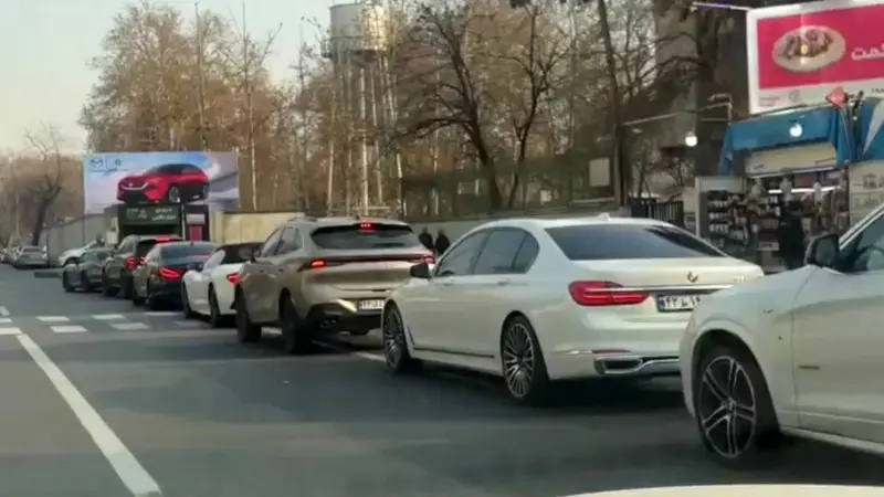 صف شگفت‌انگیز خودروهای لوکس برای بنزین ۸۰ هزار تومانی؛ چرا این قیمت سرسام‌آور؟