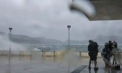 طوفان سهمگین در بوشهر بدون تلفات؛ برق و زیرساخت‌ها درگیر بحران شدند!