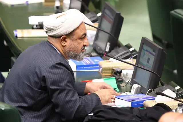 کنایه تند رسایی به هیات رئیسه مجلس: آیین‌نامه‌ای که انگار با آب زمزم نوشته شده!