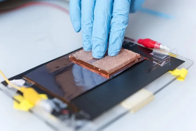 وقتی نور و فشار باهم برق تولید می‌کنند؛ انقلابی در گجت‌های خودکفا و پوشیدنی