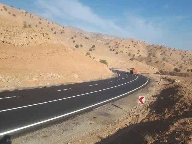 رکوردشکنی در آسفالت‌ریزی و رفع ۳۷ نقطه حادثه‌خیز استان مرکزی؛ ایمنی جاده‌ها در اولویت!