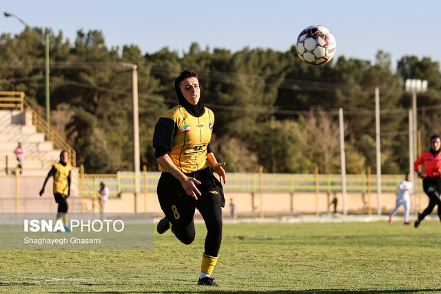 خاتون بم با درخشش مونا حمودی صدر جدول فوتبال زنان را تثبیت کرد!