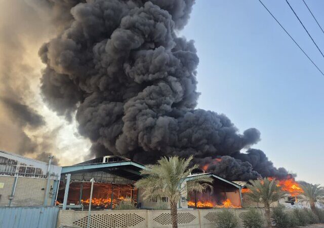 آتش‌سوزی مهیب در شهرک صنعتی فولاد اشکذر؛ سه کارخانه در شعله‌های آتش گرفتار شدند