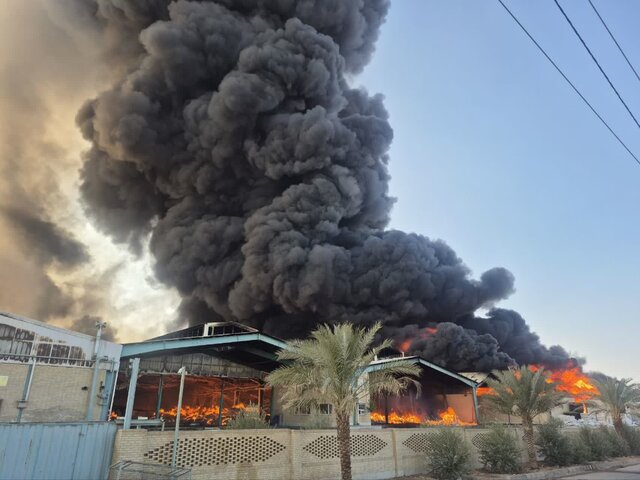 آتش‌سوزی مهیب در شهرک صنعتی فولاد اشکذر؛ سه کارخانه در شعله‌های آتش گرفتار شدند