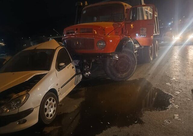 برخورد کامیون با ۶ خودرو در شیراز ۵ مصدوم بر جا گذاشت
