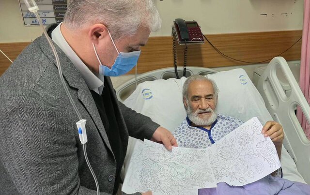 استاد پیشکسوت طراحی فرش در بیمارستان هم دست از هنر نکشید و شاهکار آفرید!