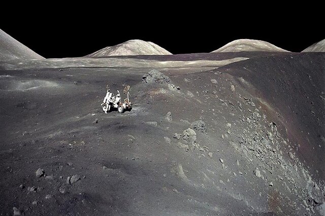 عکس بی‌نظیر ناسا از لحظه قدم گذاشتن فضانوردان آپولو ۱۷ روی ماه که هرگز فراموش نمی‌شود!