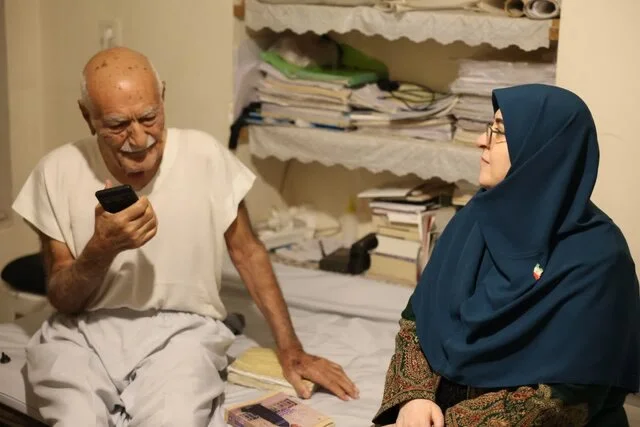 دیدار سخنگوی دولت با خیر مدرسه‌ساز کرمانی/ قدردانی از نیم‌قرن خدمت بی‌ادعای «عطا احمدی»