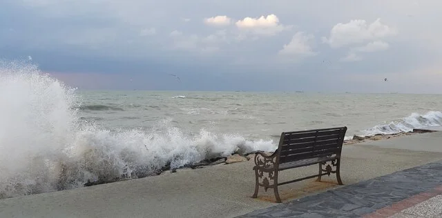 گذر ابر و وزش باد در آسمان هرمزگان / احتمال رگبار پراکنده در برخی نقاط