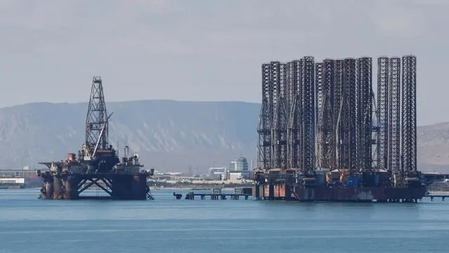 حمله بی‌سابقه پهپادهای اوکراینی به سکوی نفتی روسیه در دریای خزر؛ استخراج نفت متوقف شد!