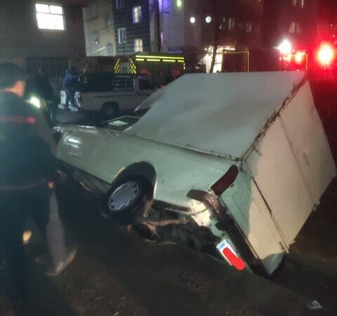 فرونشست ناگهانی زمین در شهرک ولیعصر؛ سه خودرو گرفتار شدند اما حادثه بدون مصدوم پایان یافت!