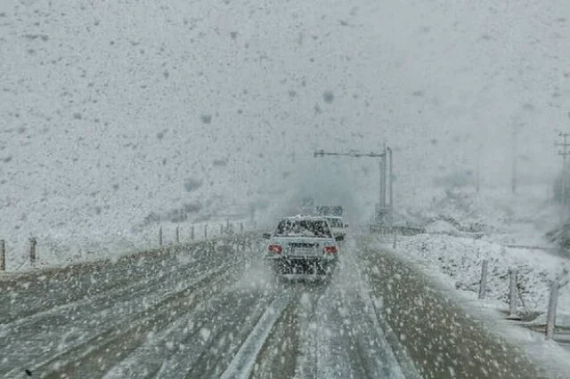 بارش برف و باران در ۳ محور حیاتی فارس؛ مه‌گرفتگی نفس‌گیر در جاده‌ها