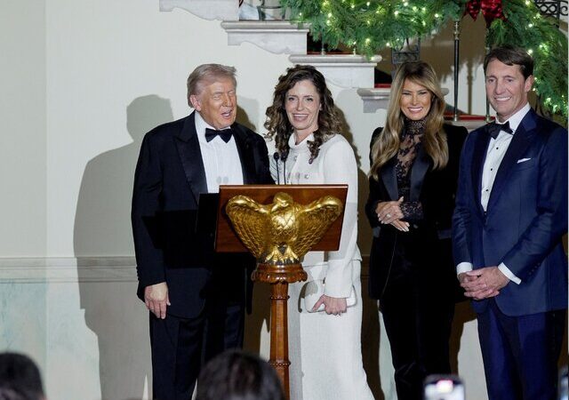 کاخ سفید باز هم درباره بانداژ دست ترامپ توضیح داد؛ واقعیت پشت پرده چیست؟