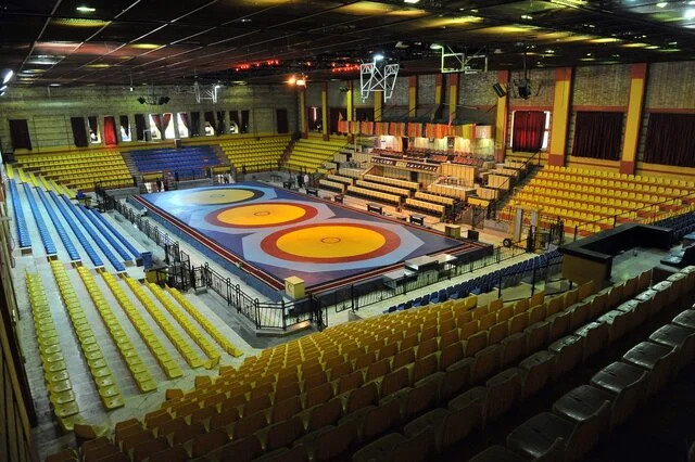 شوک در نیمه نهایی لیگ کشتی؛ ستارگان ساری به خاطر محرومیت یک کشتی‌گیر سالن را ترک کردند!