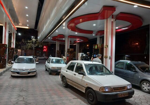 بازدید سرزده فرماندار ملایر؛ جایگاه‌های سوخت همچنان بدون وقفه و مشکل فعال‌اند