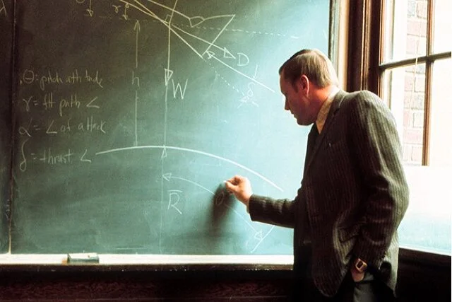 از کارگاه بنّایی تا کلاس‌های ریاضی دانشگاه؛ داستان مردی که با تلاش بی‌وقفه تحول شگفت‌انگیزی رقم زد