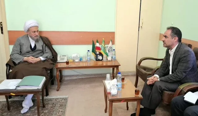 امام جمعه شیراز: بهره‌وری در تولید و صنعت باید به سرعت جهش کند!