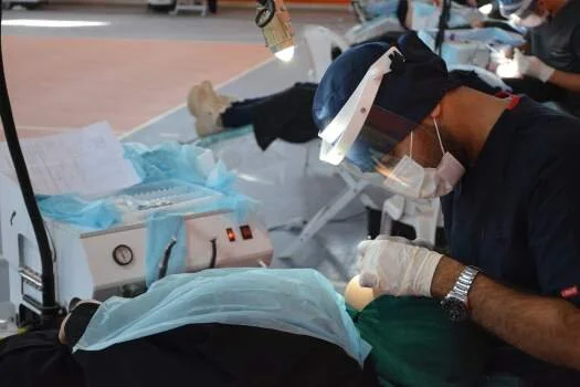 ارائه بیش از ۶۰۰ خدمت دندانپزشکی رایگان توسط گروه‌های جهادی در قزوین؛ نجات لبخند ۴۳۳ خانواده محروم!