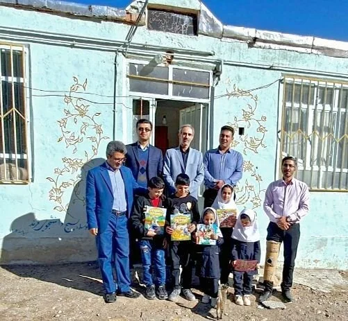 معلمی که با زانوی شکسته، شعله آموزش را خاموش نکرد!