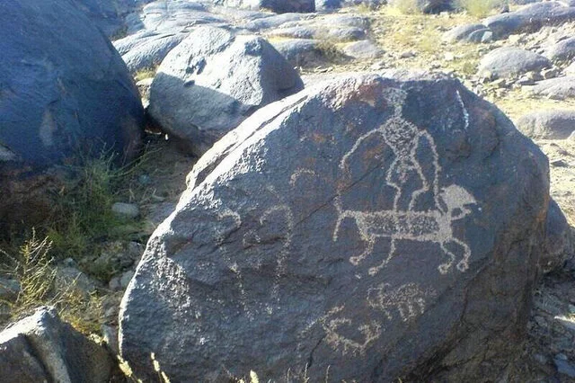 سنگ‌نگاره‌های خراسان رضوی؛ رازهای کهن حک شده بر دل صخره‌ها که تاریخ را نجوا می‌کنند