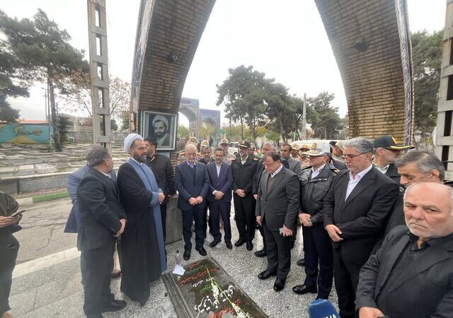 ادای احترام وزیر کشور به شهیدان گلستان؛ چراغ راه ملت همچنان می‌درخشد