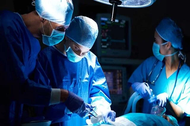 پروفسور جهانی جراحی زنان برای نخستین‌بار در تهران به روی صحنه می‌آید!