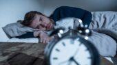 چرخه معیوب بی‌خوابی که مغز را اسیر خستگی و بی‌انگیزگی می‌کند!