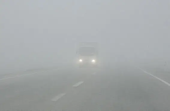 بارش برف سنگین و مه‌گرفتگی ناگهانی در گردنه‌های حساس چهارمحال و بختیاری؛ رانندگان مراقب باشند!