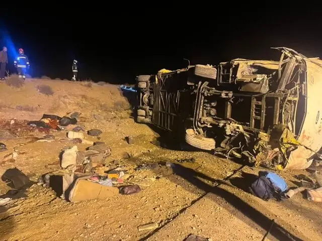 واژگونی مرگبار اتوبوس مسافربری در محور نطنز؛ ۱۰ نفر جان باختند