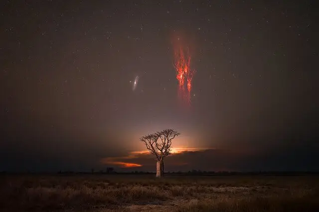 تصویر حیرت‌انگیز ناسا از دیدار کهکشان آندرومدا با اشباح سرخ در آسمان!