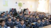تراکم بی‌سابقه در مدارس کمالشهر؛ کلاس‌های ۵۰ نفره همچنان ادامه دارد!