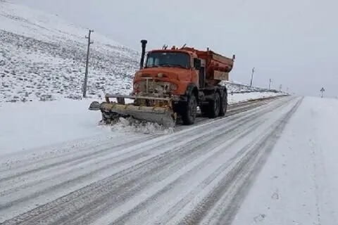 برف‌روبی بی‌وقفه ۱۲۰۰ کیلومتری در گردنه‌های مه‌آلود همدان؛ راه‌ها همچنان در چنگ کولاک!