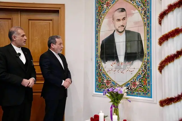 رونمایی ویژه از نماد یادبود شهید امیرعبداللهیان در مسکو توسط عراقچی؛ یاد و خاطره‌ای ماندگار در دیپلماسی ایران