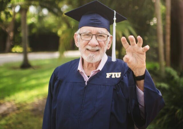 بعد از نیم قرن انتظار، پیرمرد ۸۵ ساله رویای فارغ‌التحصیلی‌اش را تحقق بخشید!
