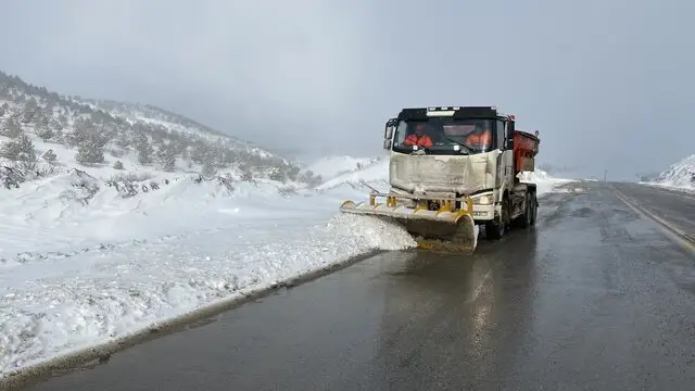 برف‌روبی بی‌وقفه ۶۵۰۰ کیلومتر جاده در همدان؛ راهداران در خط مقدم زمستانی!