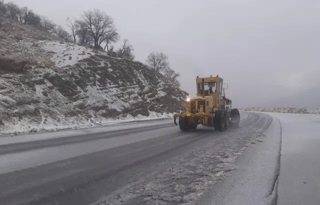بازگشایی ۵۰ راه روستایی در نهاوند؛ کولاک شدید همچنان مانع حرکت در برخی جاده‌ها!