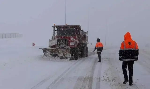 تلاش شبانه‌روزی راهداران برای بازگشایی راه‌های مسدود روستاهای کلات