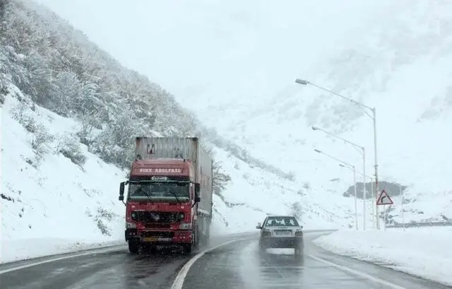 مه غلیظ در گردنه اسدآباد؛ کاهش شدید دید رانندگان را تهدید می‌کند!