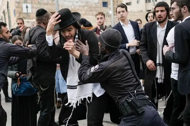 تنش‌های خونین در قدس؛ ۱۰ نیروی پلیس رژیم صهیونیستی درگیر درگیری با یهودیان حریدی شدند