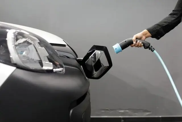 تصمیم جنجالی اروپا برای نجات خودروسازان؛ آیا آینده خودروها هنوز احتراق داخلی دارد؟