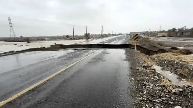 فرماندار جیرفت: پل اصلی محور جیرفت-بلوگ در سیلاب ریزش کرد و مسیر مسدود شد!