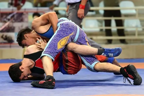 رقابت نفس‌گیر کشتی پهلوانی در سنندج؛ ملی‌پوشان آینده در انتظار مشخص شدن!